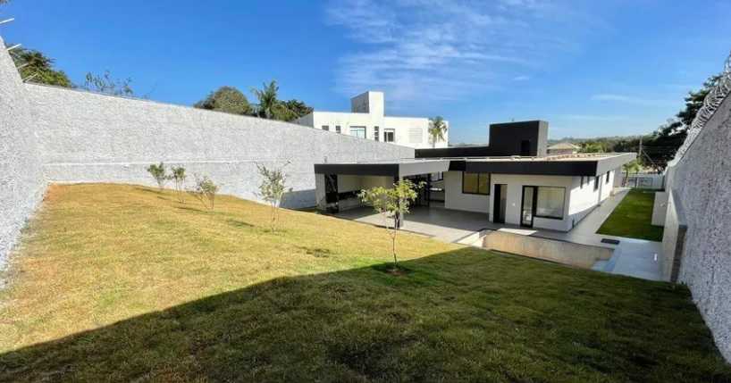 Casa à venda com 4 quartos, 300m² - Foto 1