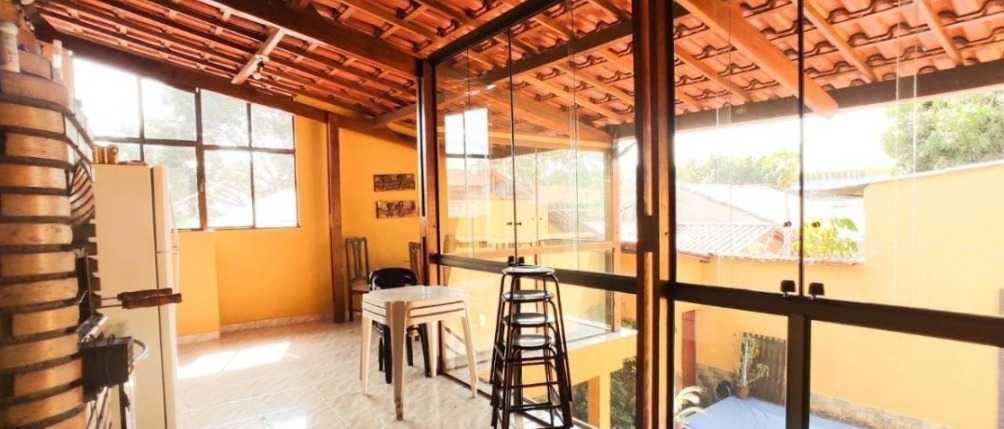 Casa à venda com 3 quartos, 208m² - Foto 1