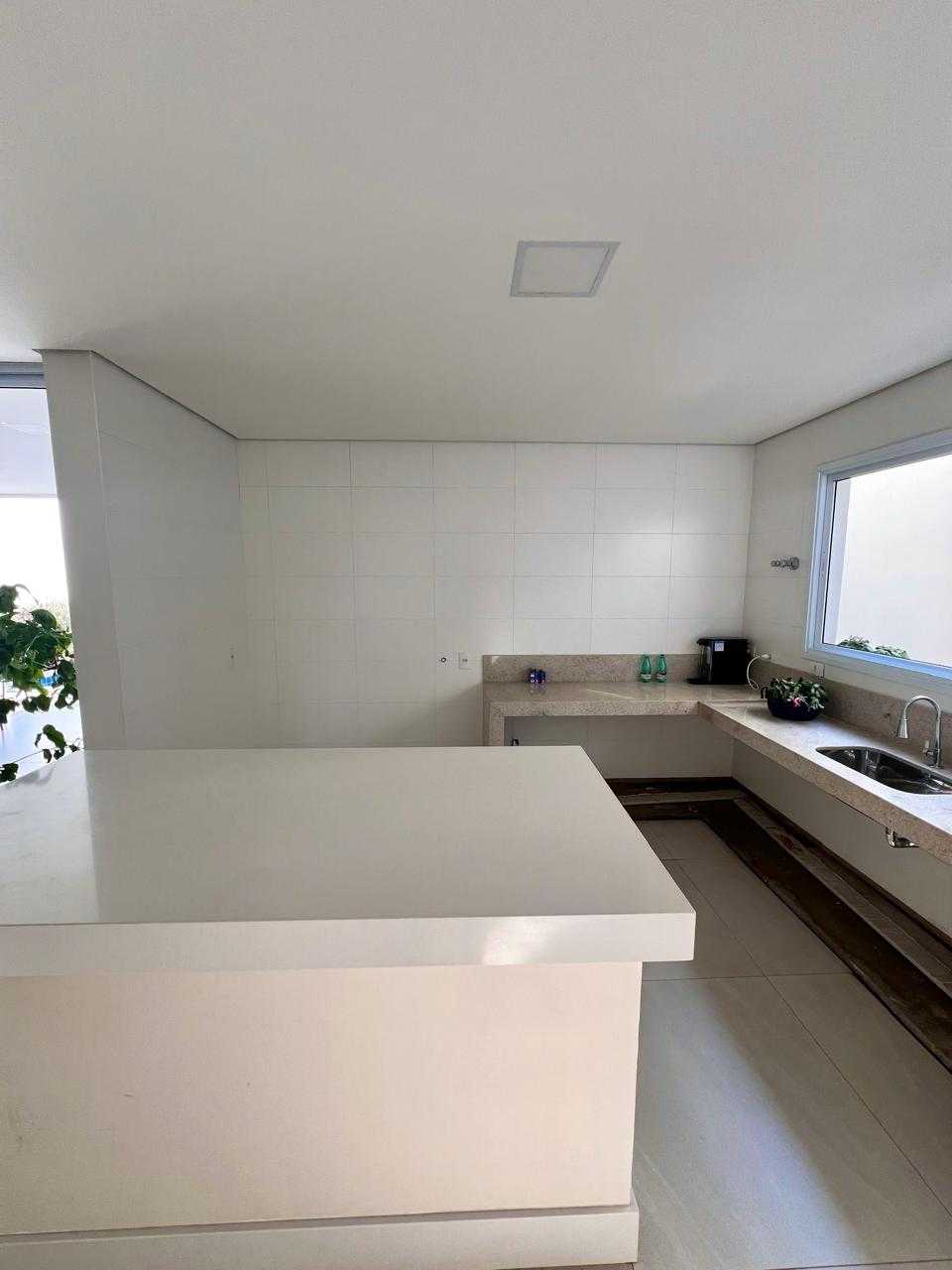 Casa para alugar com 4 quartos, 300m² - Foto 9