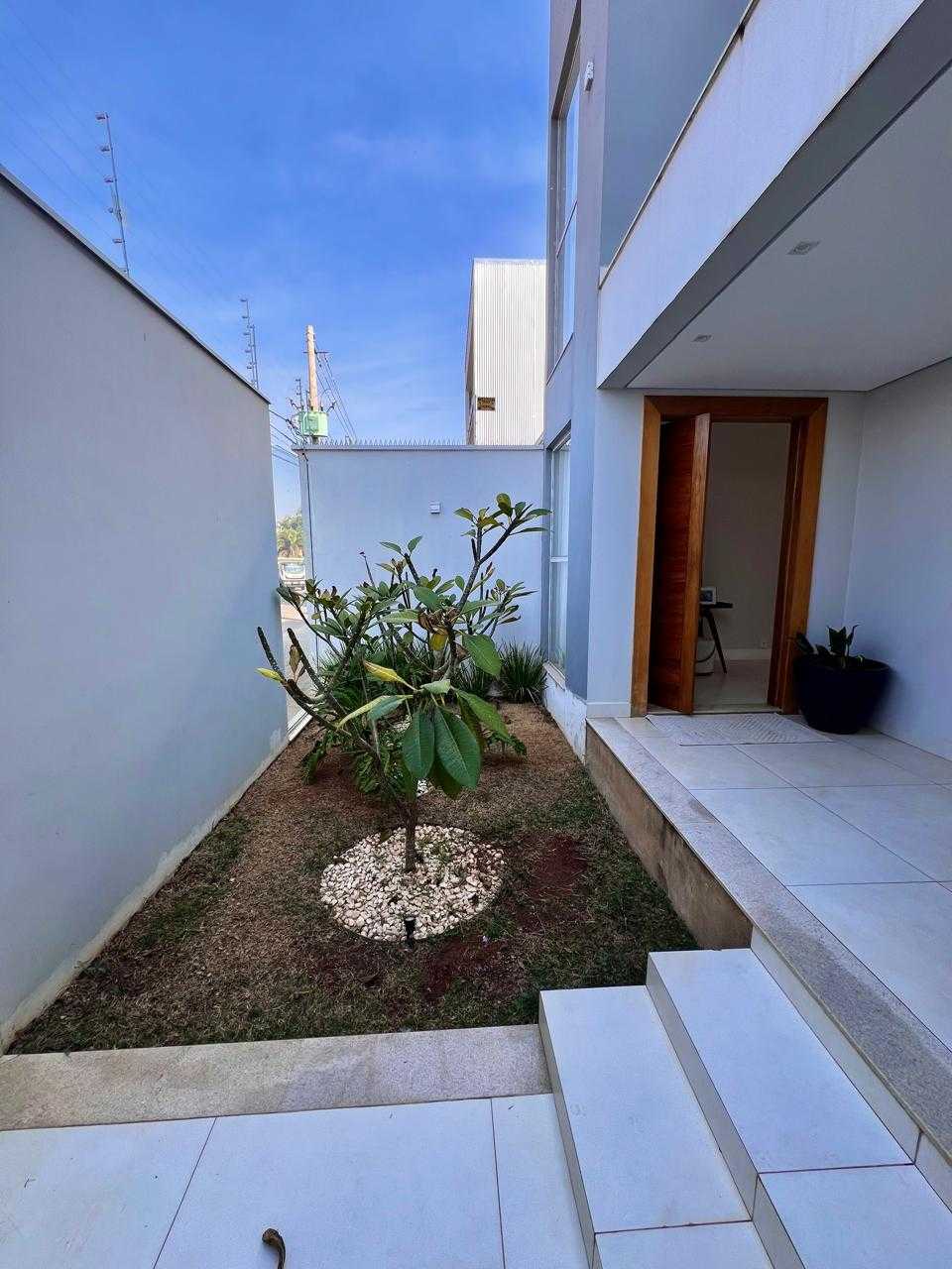 Casa para alugar com 4 quartos, 300m² - Foto 1