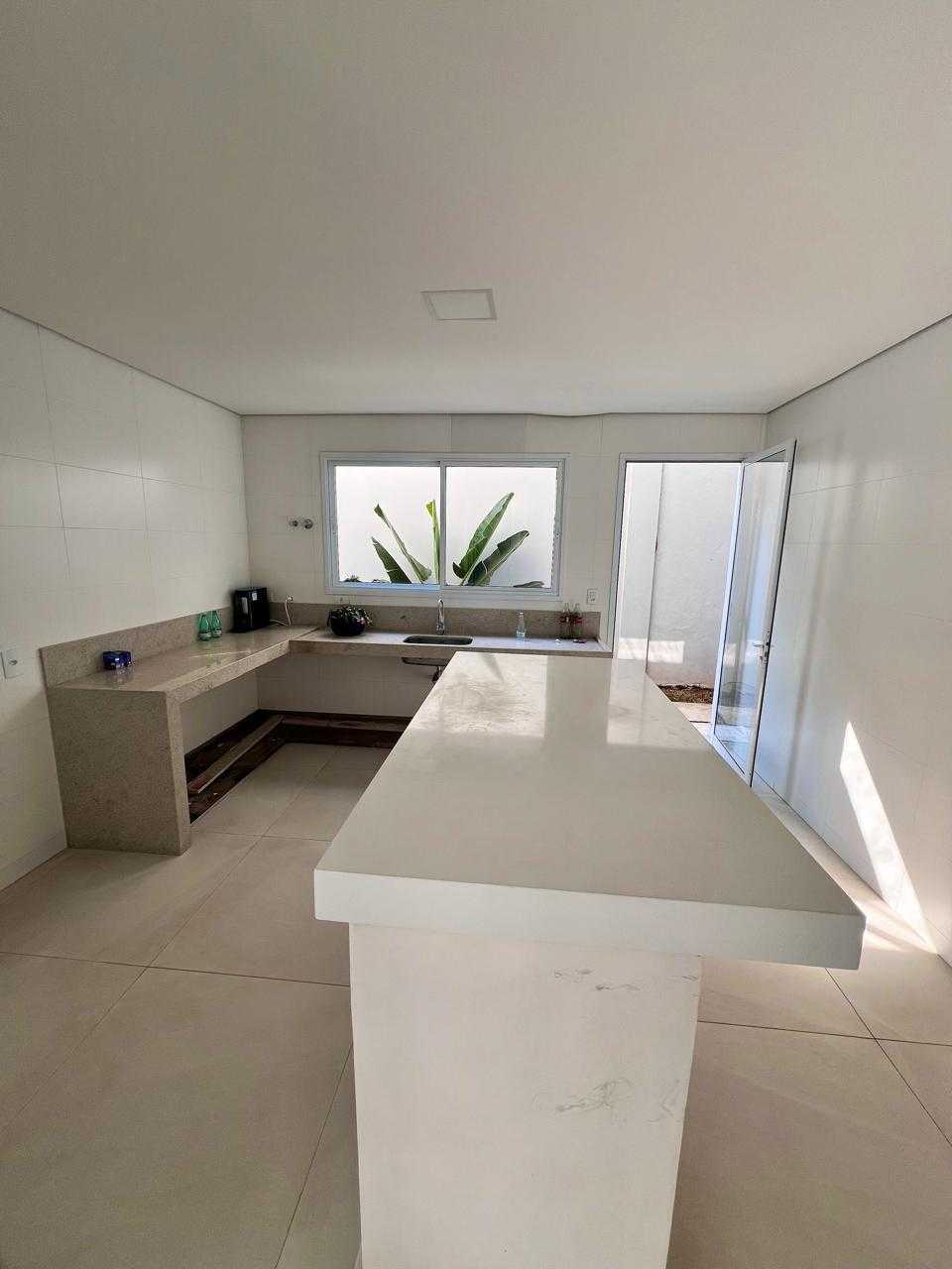 Casa para alugar com 4 quartos, 300m² - Foto 8