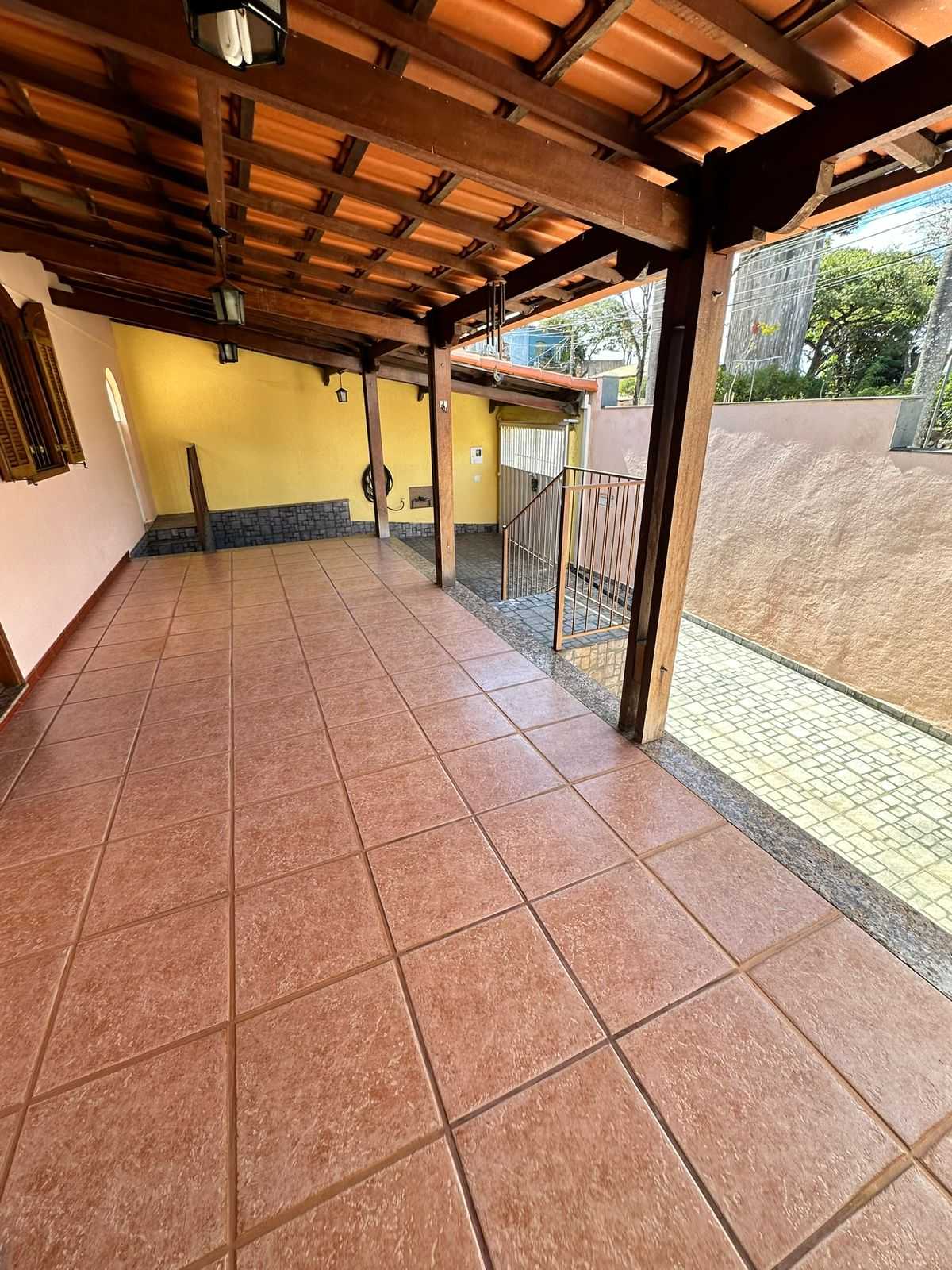 Casa à venda com 3 quartos, 220m² - Foto 2