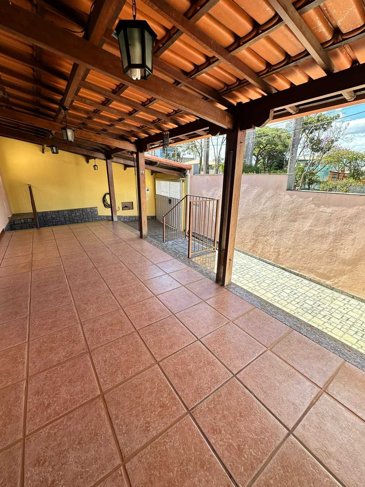 Casa à venda com 3 quartos, 220m² - Foto 1