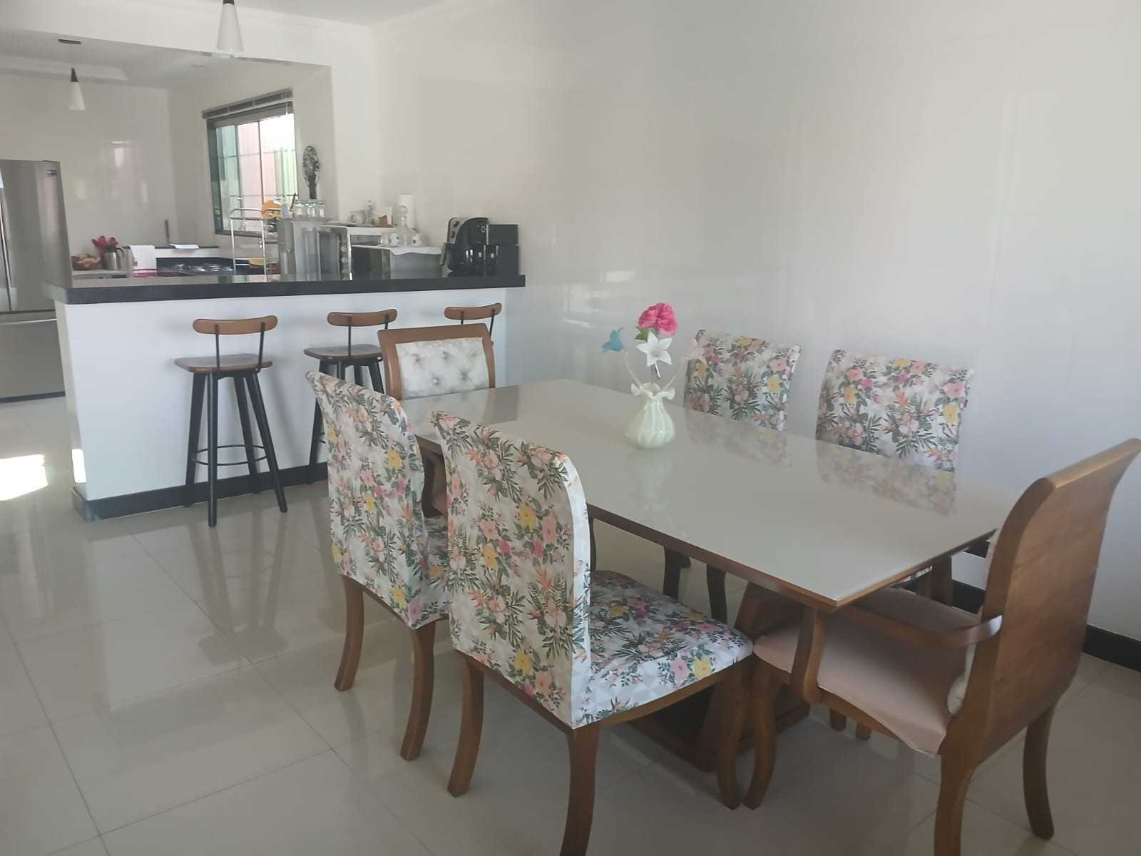 Casa à venda com 3 quartos, 180m² - Foto 1