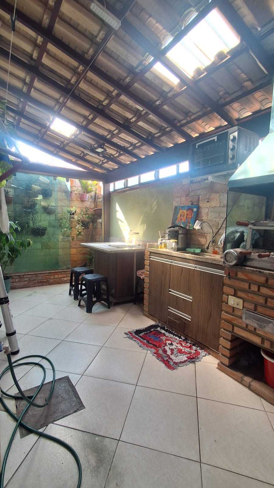 Casa à venda com 2 quartos, 55m² - Foto 1