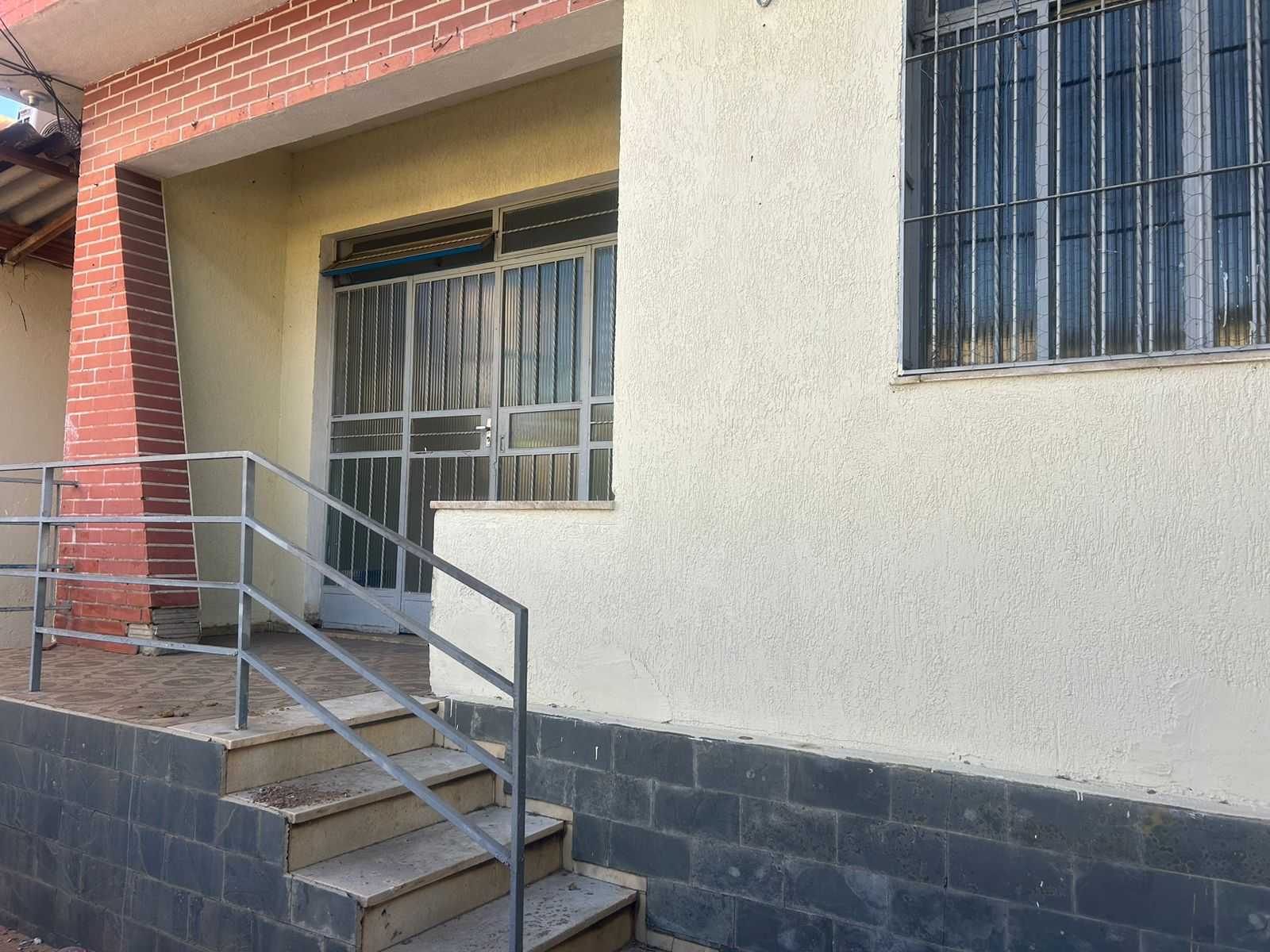 Casa para alugar com 3 quartos, 180m² - Foto 1