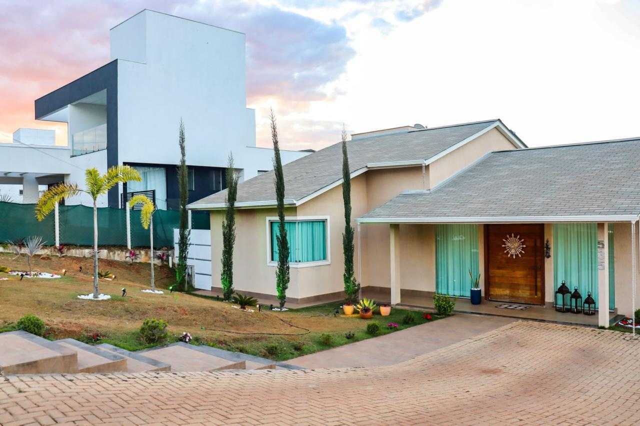 Casa de Condomínio à venda com 4 quartos, 220m² - Foto 1