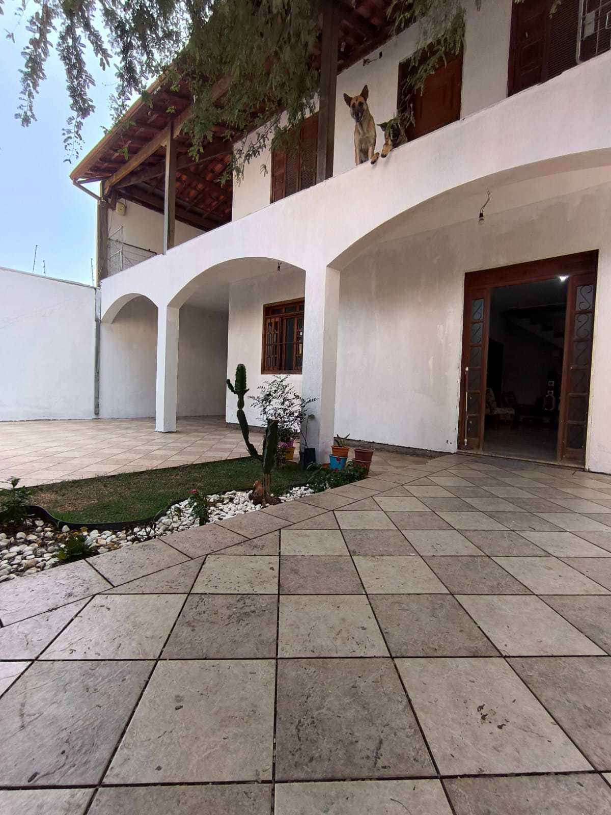 Casa à venda com 3 quartos, 240m² - Foto 1