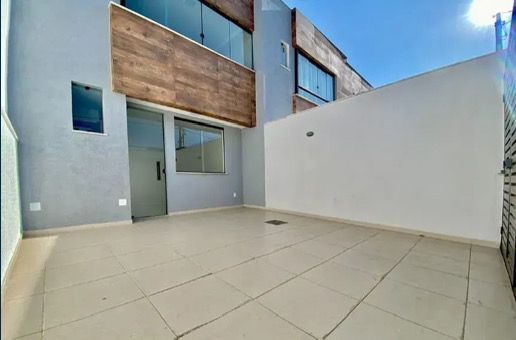 Casa à venda com 3 quartos, 148m² - Foto 1