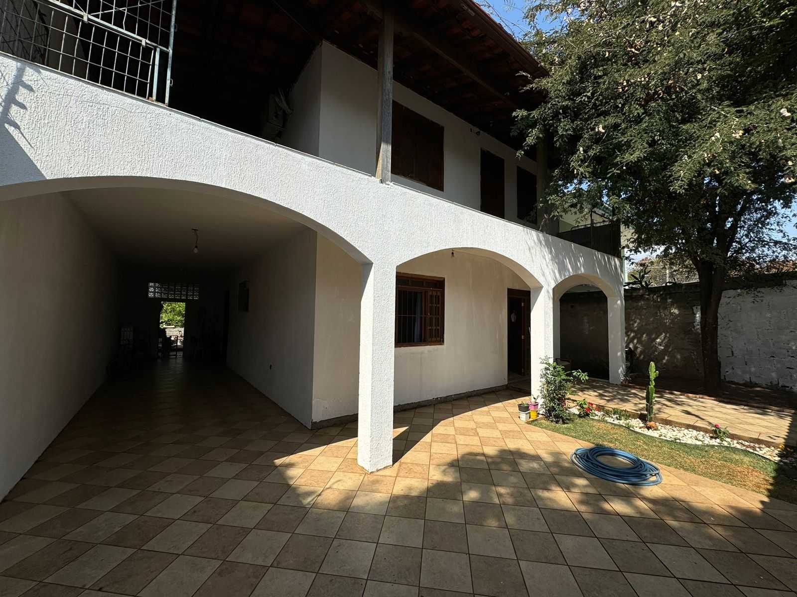 Casa à venda com 3 quartos, 150m² - Foto 1