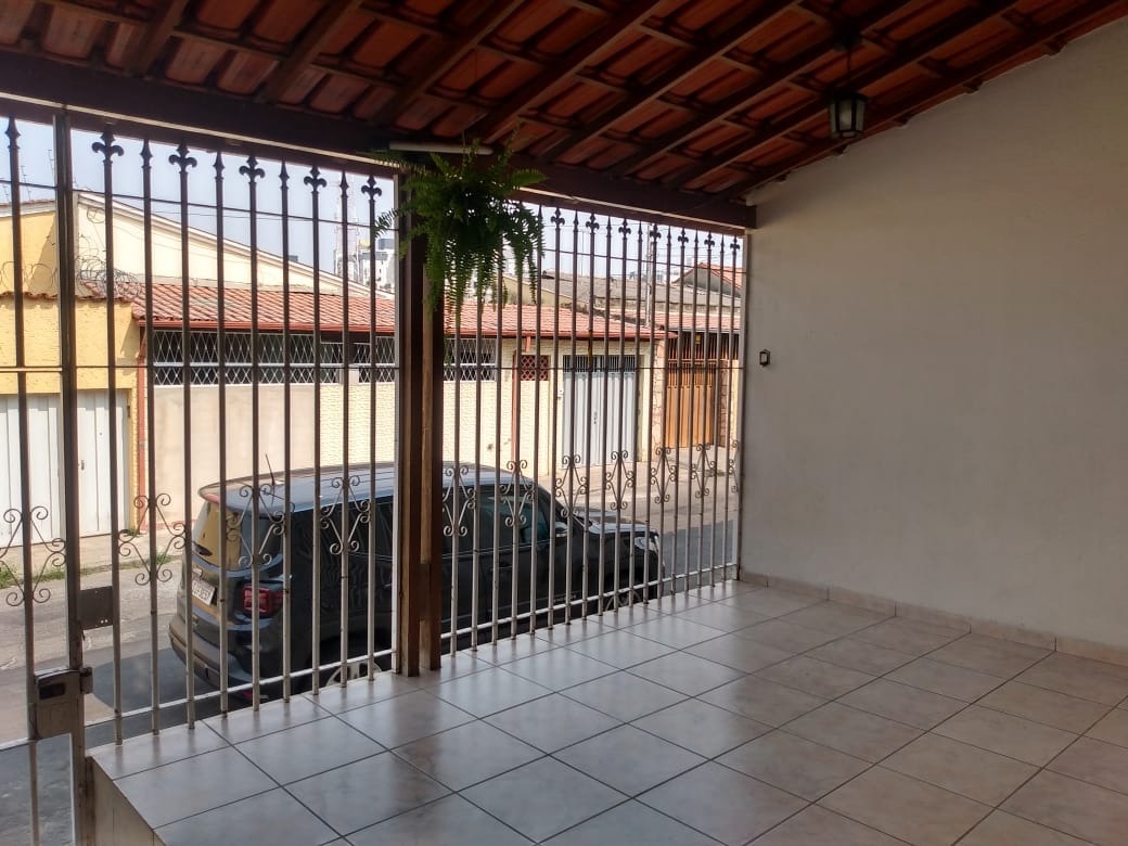 Casa à venda com 4 quartos, 140m² - Foto 2