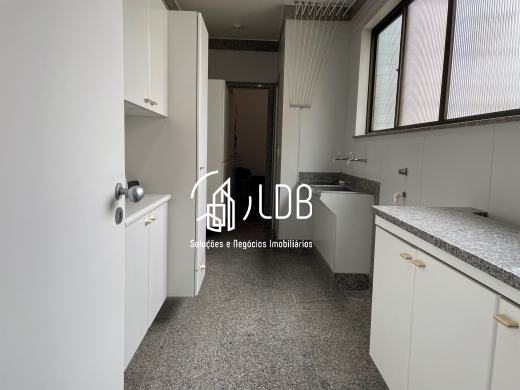 Apartamento à venda com 4 quartos, 216m² - Foto 2