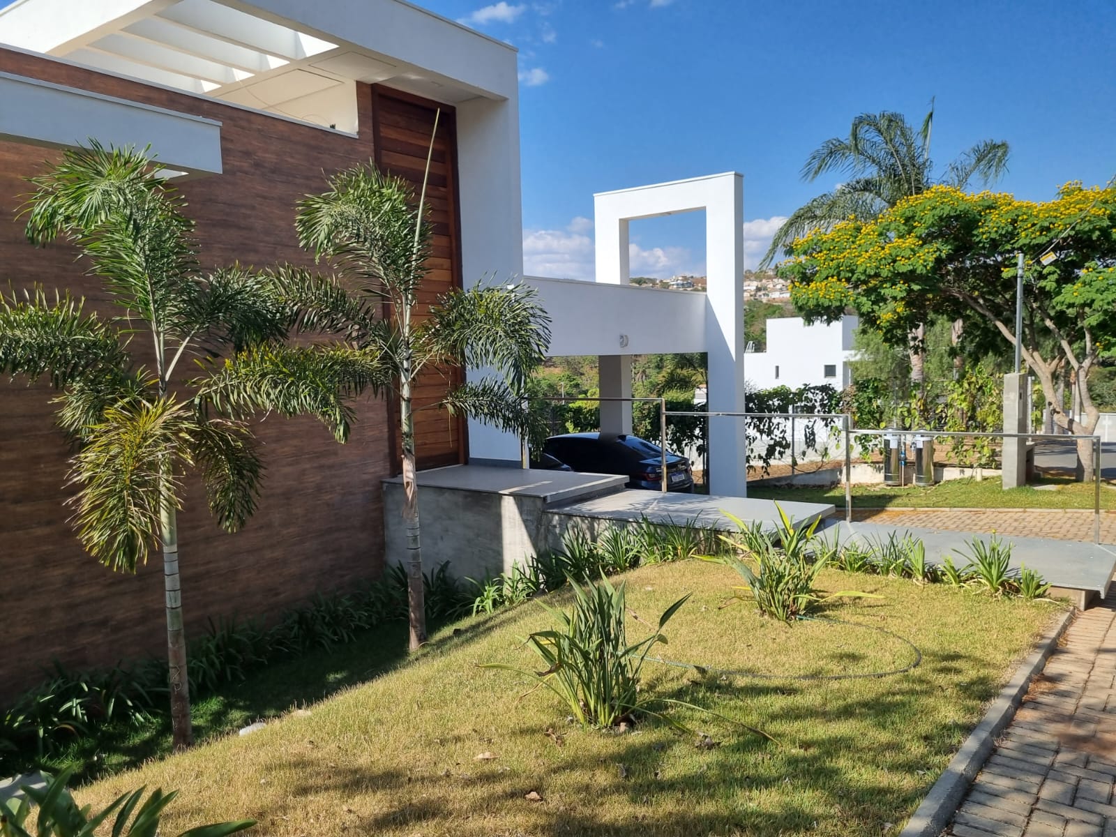 Casa de Condomínio à venda com 4 quartos, 242m² - Foto 1