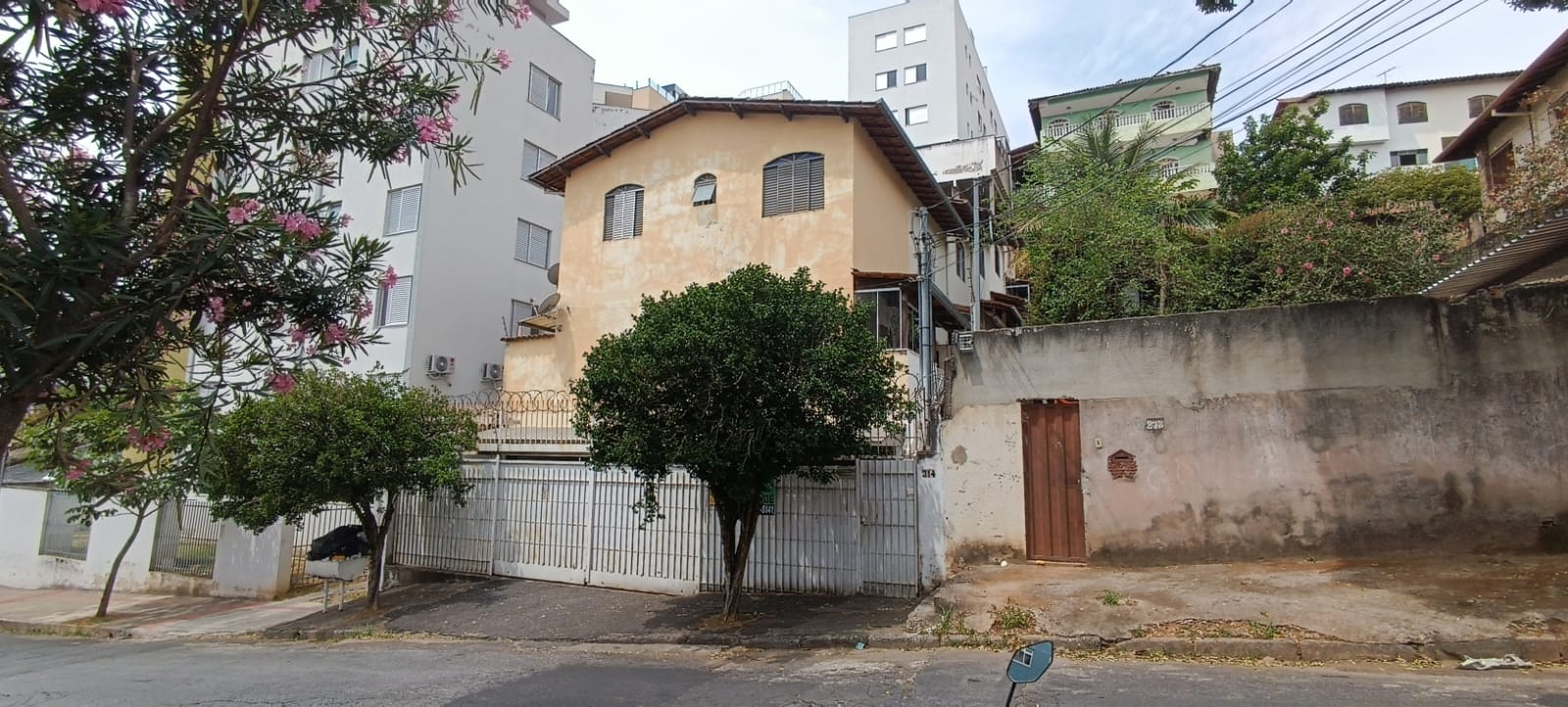 Casa à venda com 3 quartos, 90m² - Foto 1