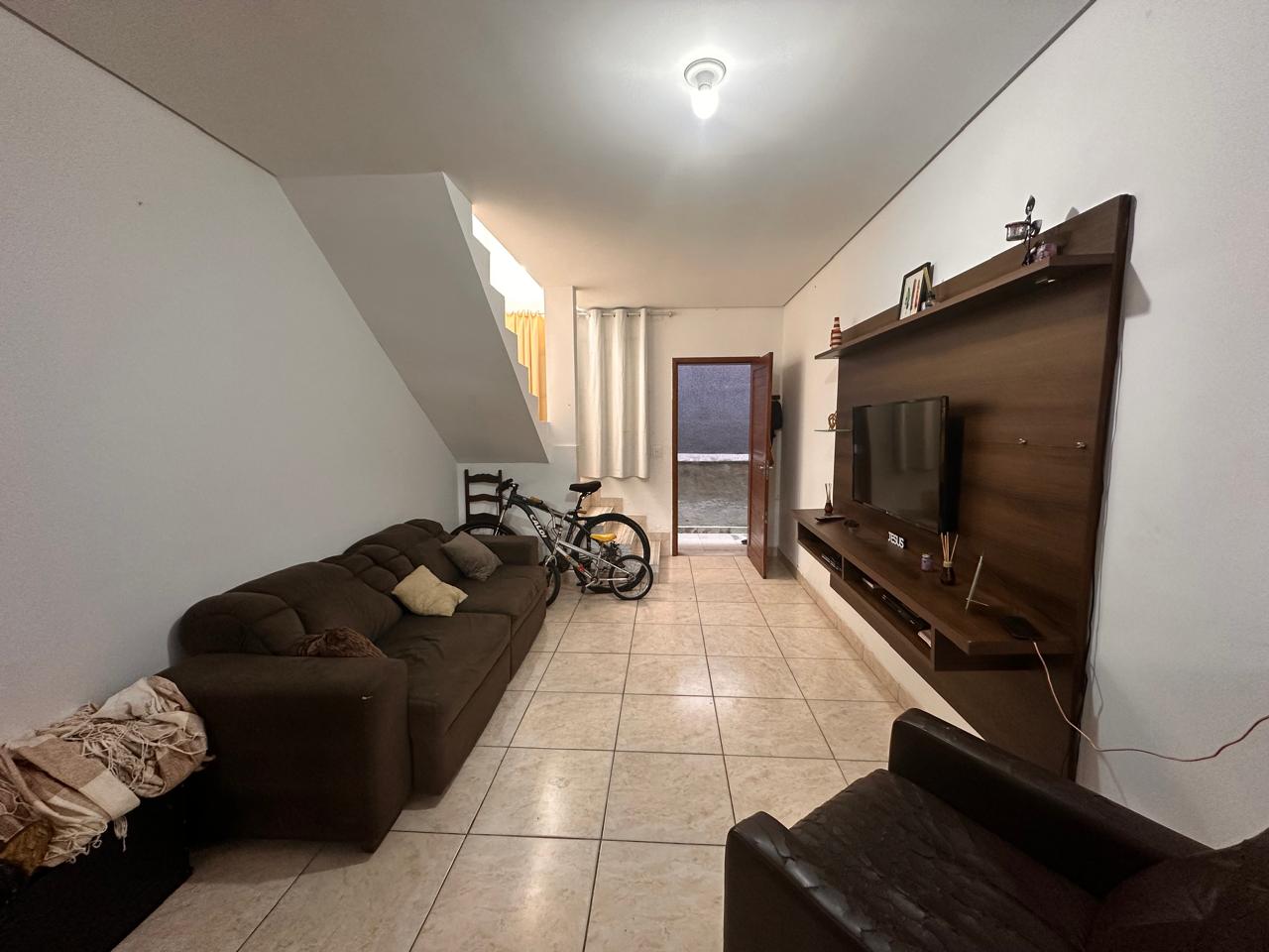 Casa à venda com 2 quartos, 70m² - Foto 1