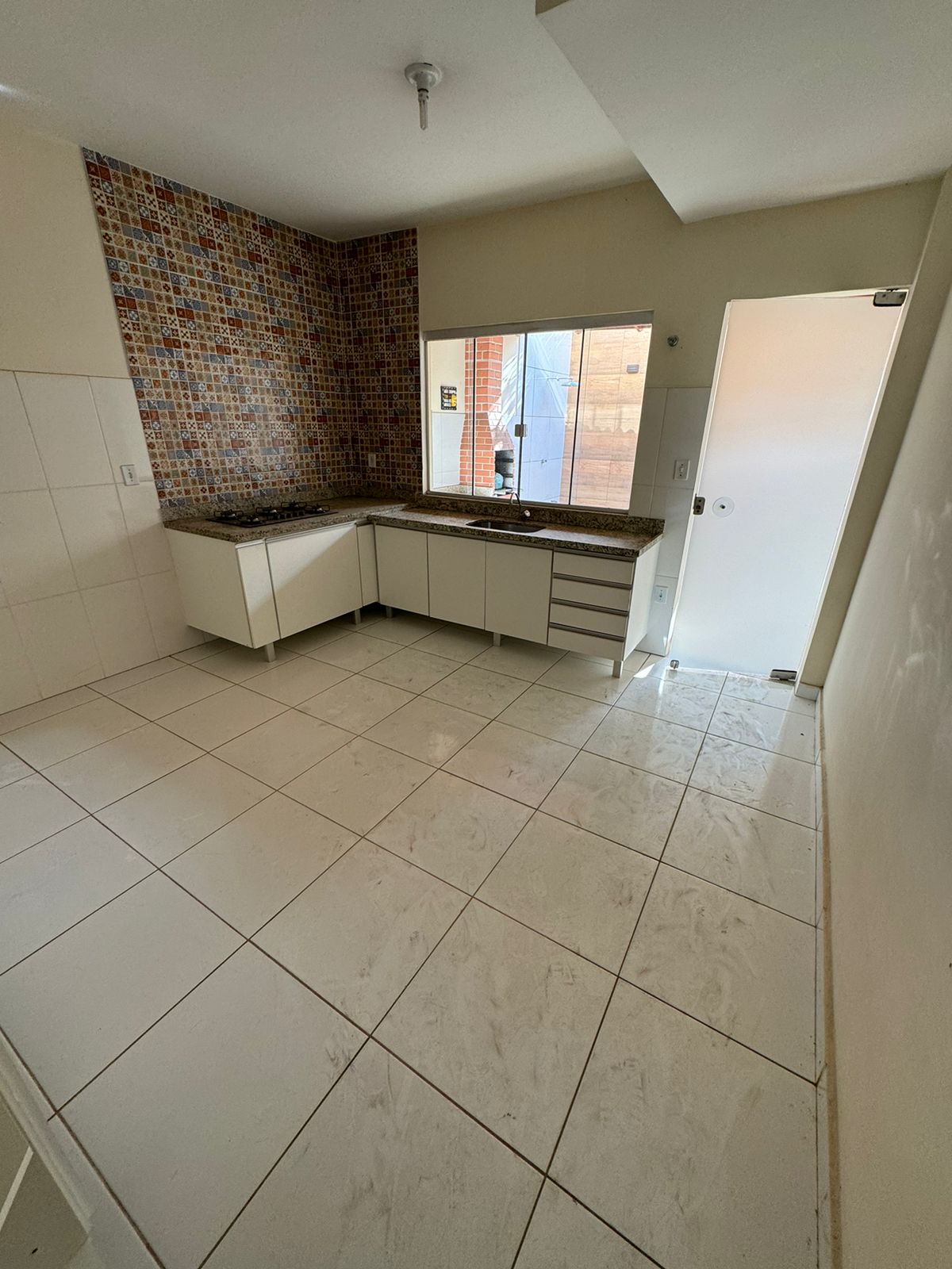 Casa para alugar com 2 quartos, 180m² - Foto 1