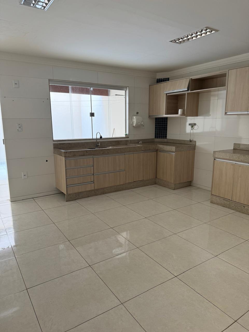 Casa à venda com 3 quartos, 360m² - Foto 1