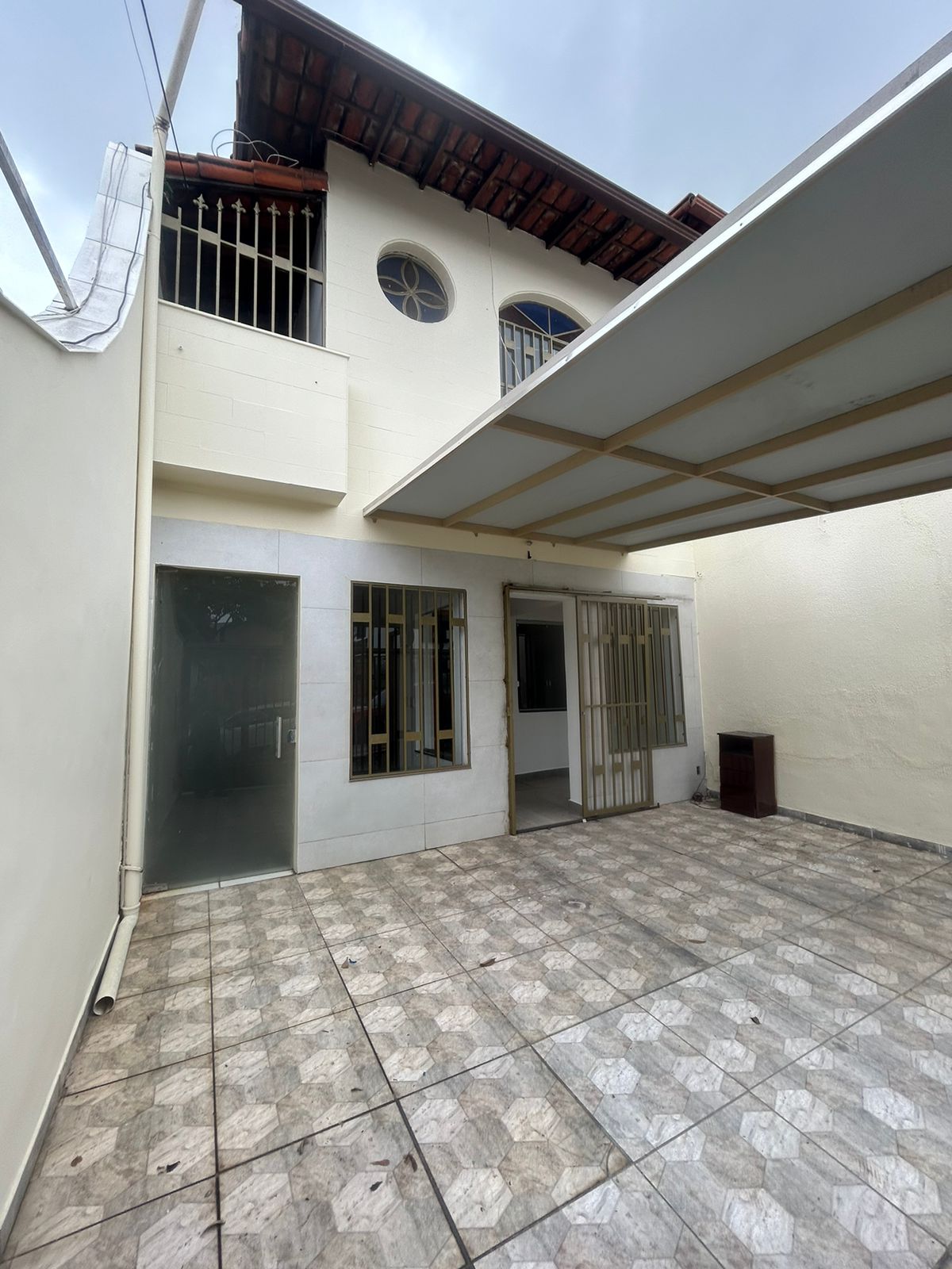 Casa à venda com 4 quartos, 215m² - Foto 1