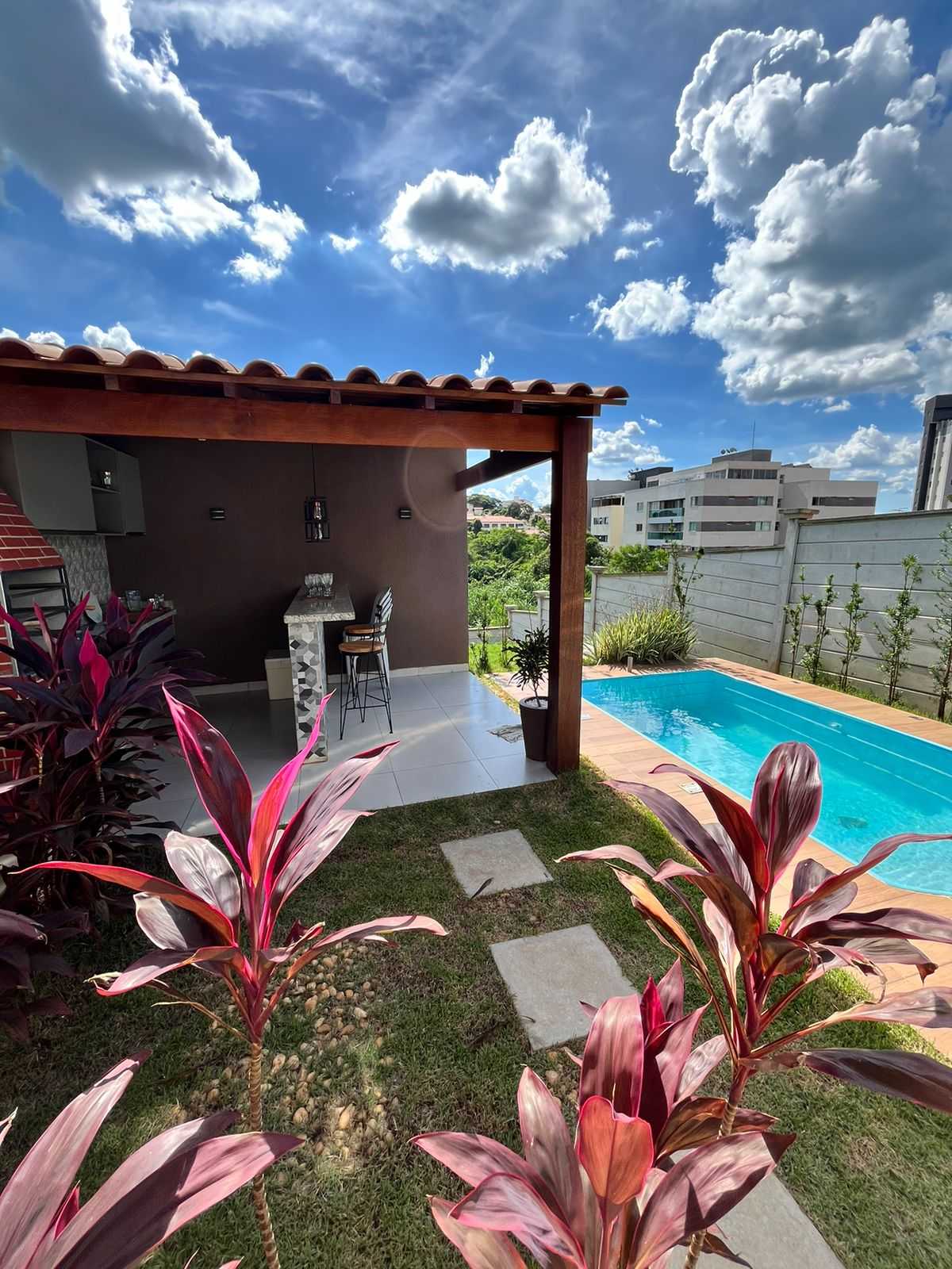 Casa à venda com 2 quartos, 155m² - Foto 1