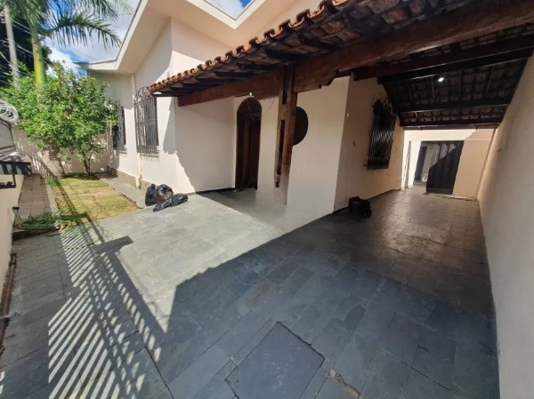 Casa à venda com 4 quartos, 200m² - Foto 1