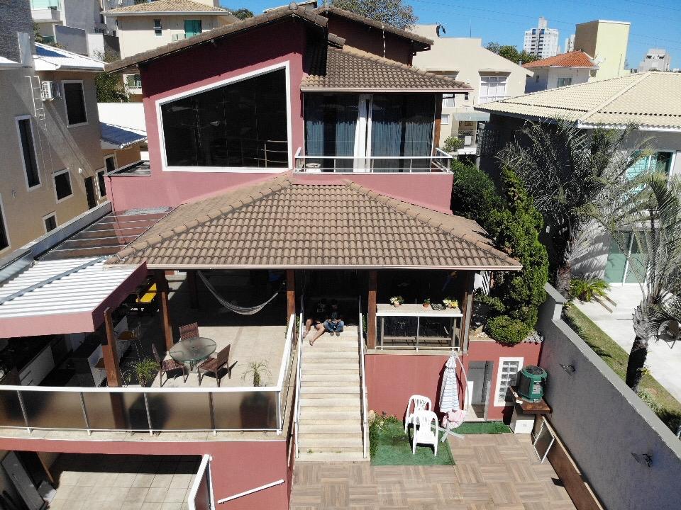 Casa de Condomínio à venda com 4 quartos, 360m² - Foto 1