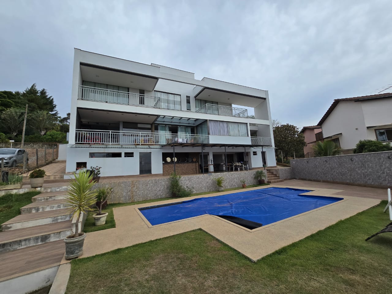 Casa à venda com 3 quartos, 345m² - Foto 1