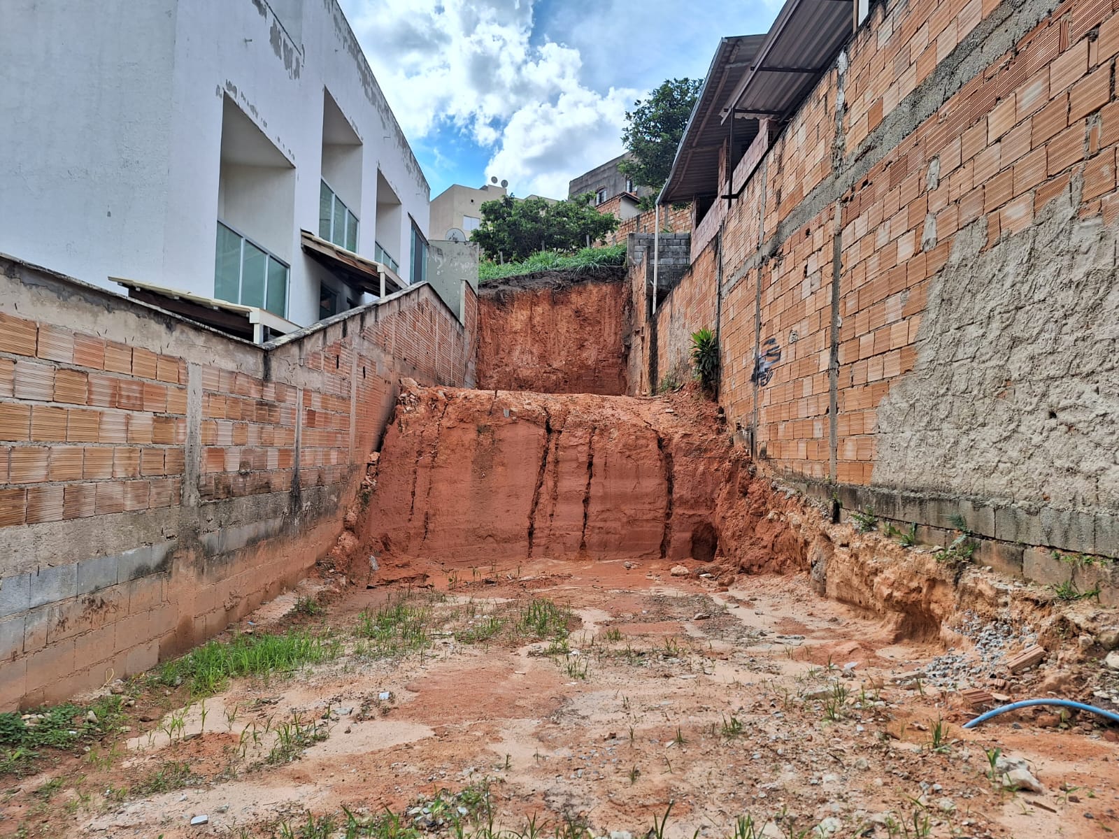 Terreno à venda, 100m² - Foto 1