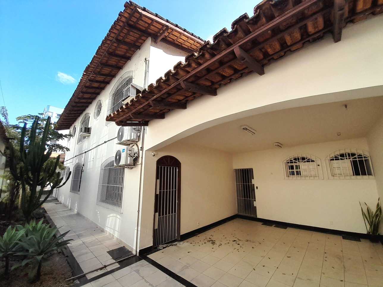 Casa para alugar com 5 quartos, 300m² - Foto 3