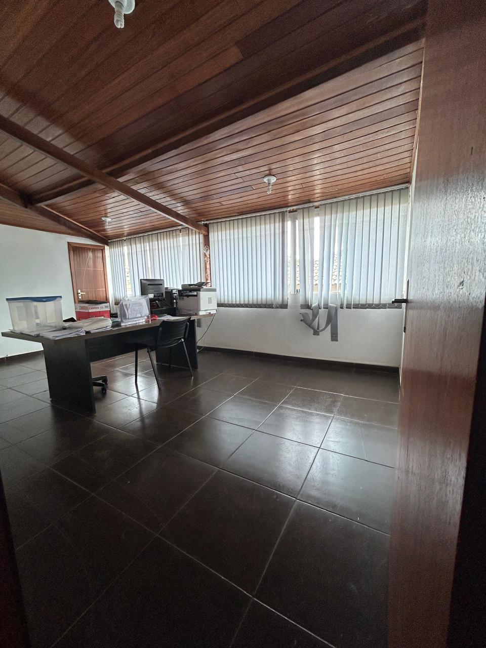 Casa para alugar com 6 quartos, 300m² - Foto 4