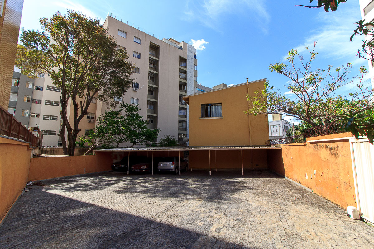 Casa à venda com 4 quartos, 240m² - Foto 1