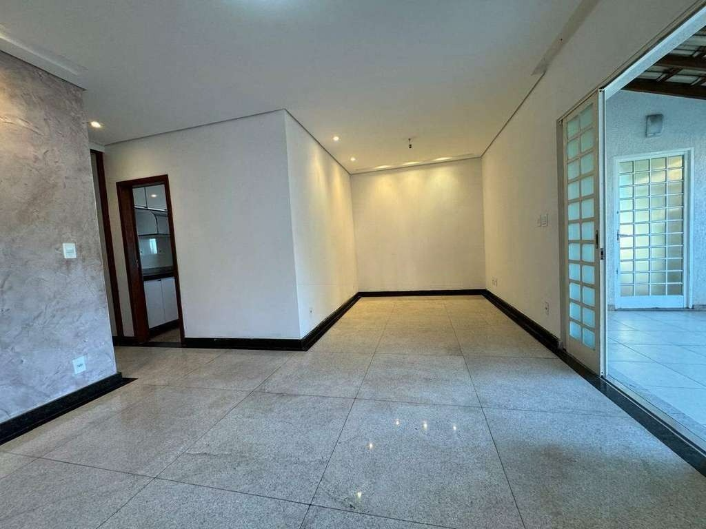 Casa à venda com 3 quartos, 169m² - Foto 3