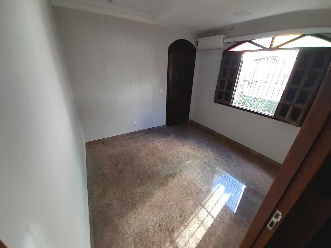 Casa para alugar com 5 quartos, 300m² - Foto 4