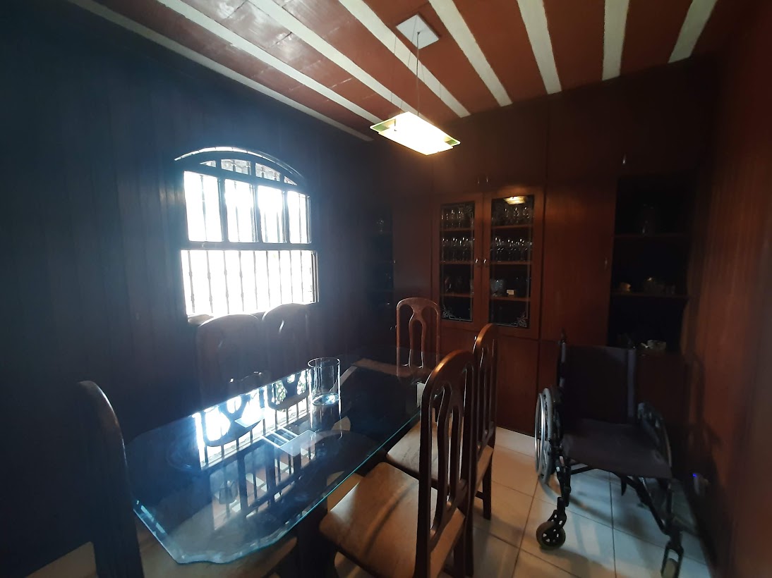 Casa à venda com 4 quartos, 200m² - Foto 2