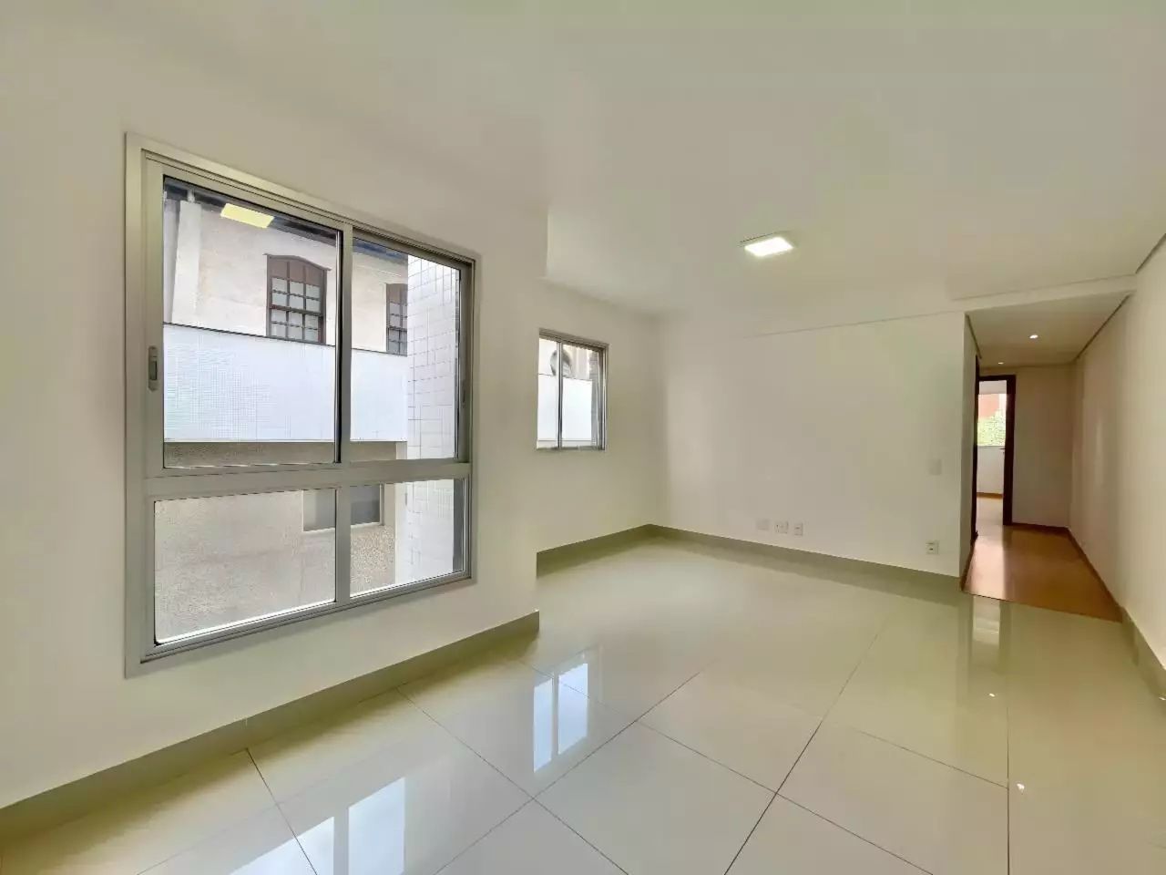 Apartamento à venda com 2 quartos, 63m² - Foto 2