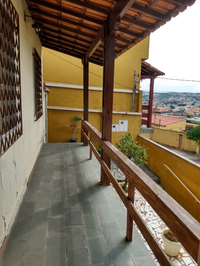 Casa à venda com 3 quartos, 420m² - Foto 1