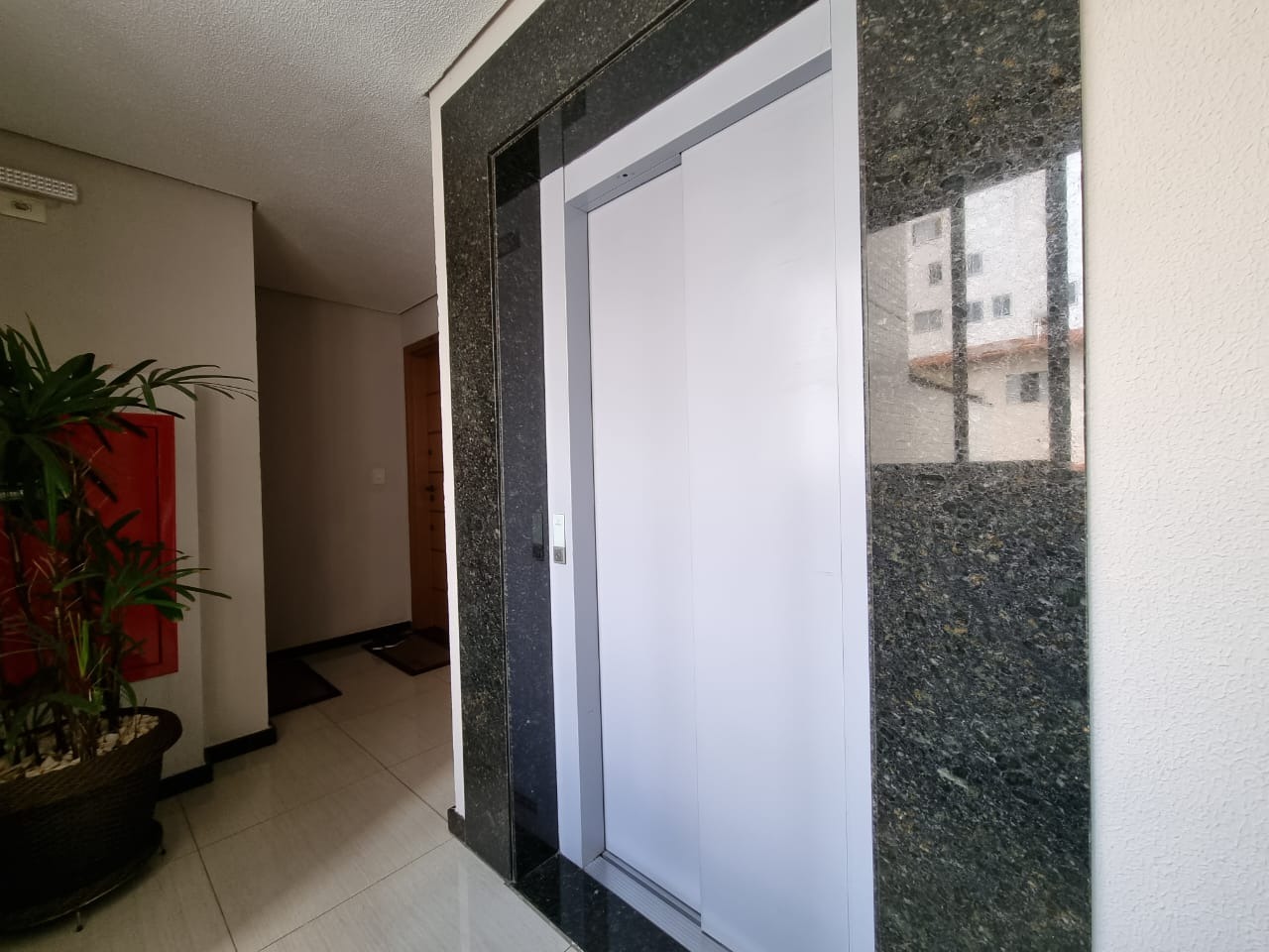 Apartamento à venda com 3 quartos, 145m² - Foto 3