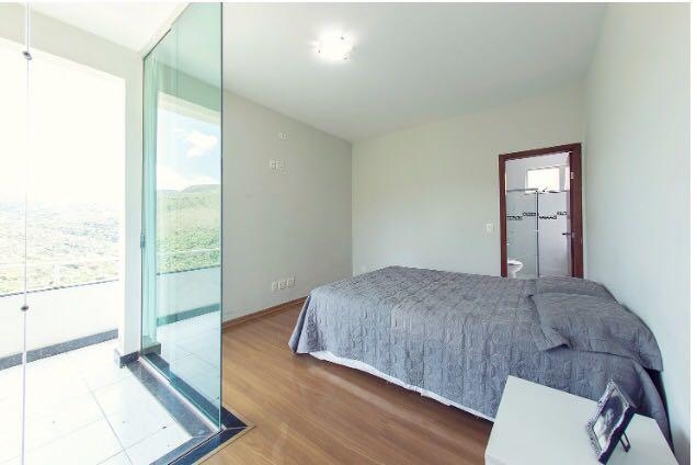 Casa à venda com 4 quartos, 270m² - Foto 1