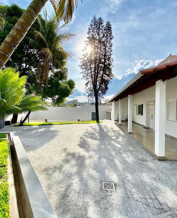 Casa à venda com 5 quartos, 1300m² - Foto 1